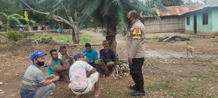 Kunjungi Desa Binaannya, BRIPKA Dolvi Koli Tegur Warga Berkerumun Tanpa Pakai Masker