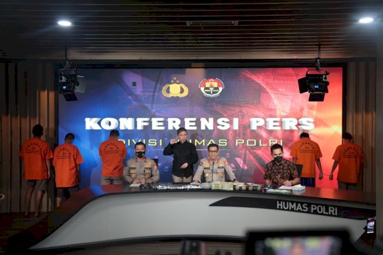 Gelar Konferensi Pers,  Mabes Polri Hadirkan Juru Bicara Isyarat untuk Kaum Difabel