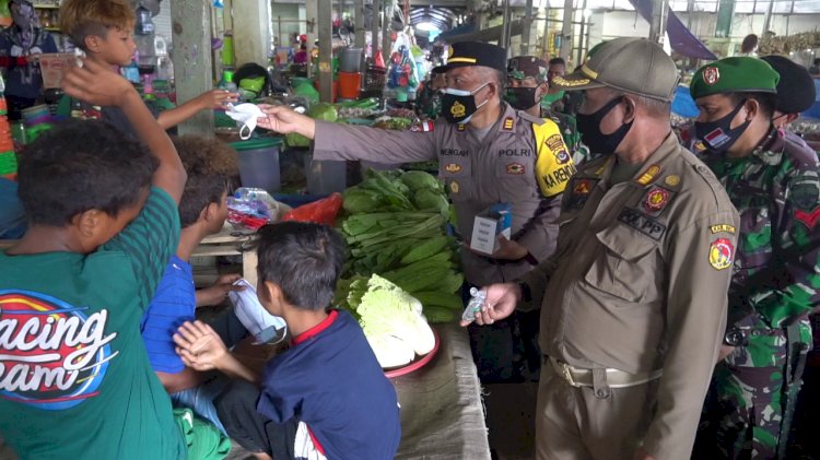 Tekan Laju Covid-19, Polres Belu dan Instansi Terkait Bagi Ribuan Masker dan Hand Sanitizer untuk Masyarakat