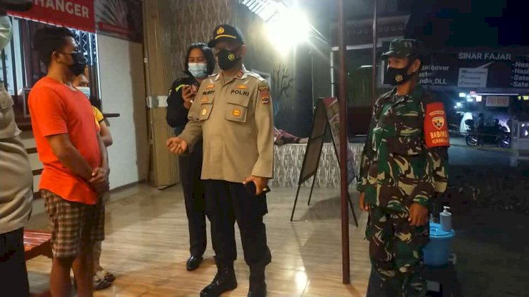 Patroli Gabungan, Sat Binmas Polres Belu dan Babinsa Ingatkan Pelaku Usaha Tingkatkan Prokes di Masa PPKM