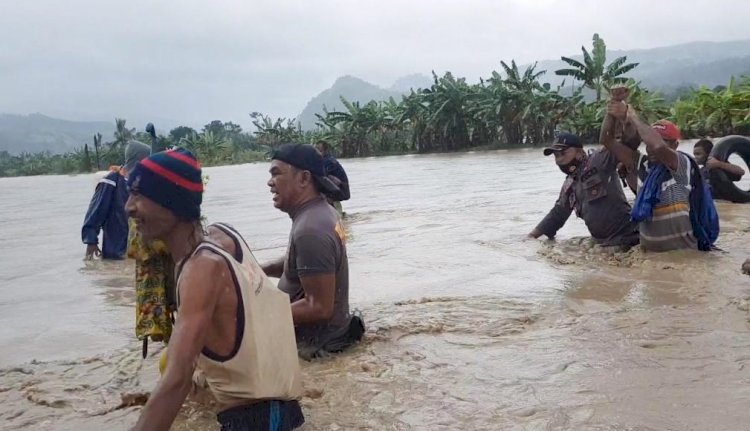 Polsek Raihat Selamatkan Delapan Warga yang Terjebak Banjir di Sawah, Dua Diantaranya Balita
