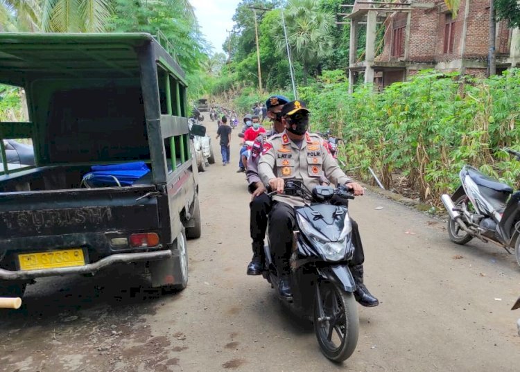 Akses Sulit Dijangkau, Kapolda NTT Sewa Motor Ojek Antar Bansos di Adonara