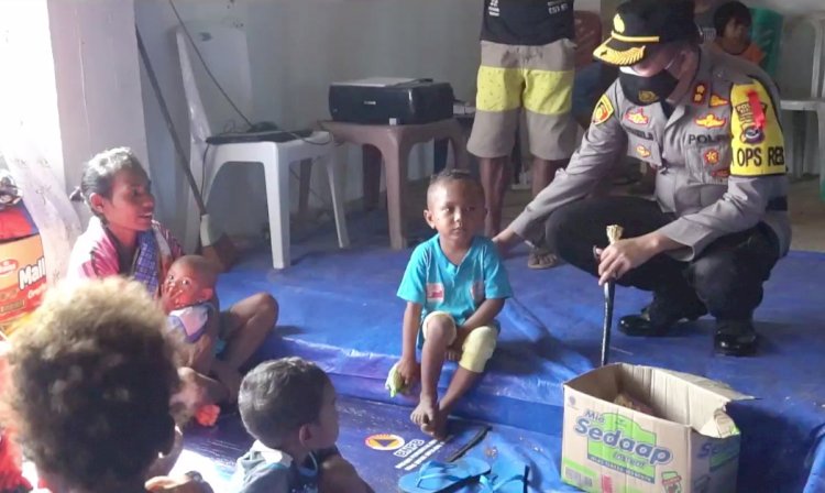 Tak Hanya Beri Bantuan, Kapolres Belu Beri Pesan ini kepada Ratusan Pengungsi Korban Banjir Bandang