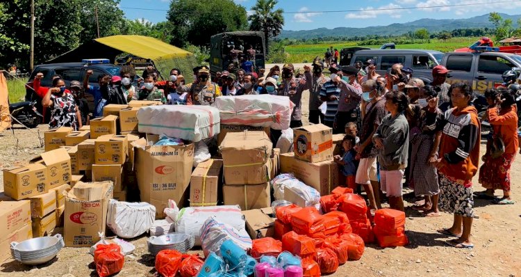 Kembali Turun ke Lokasi Bencana, Kapolres Belu Serahkan Bantuan Sosial Polri untuk Korban Banjir Bandang Motamaro