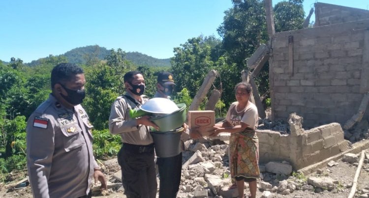 Wakili Kapolres Belu, Kasat Binmas Salurkan Bantuan Sosial Polri untuk Korban Bencana Badai Seroja