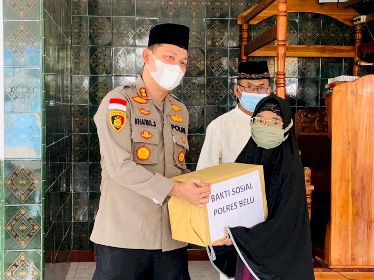 Safari Ramadhan di Mesjid Al-Ikhlas, Kapolres Belu Tatap Muka dan Bagi Paket Sembako untuk Kaum Dhuafa dan Mualaf