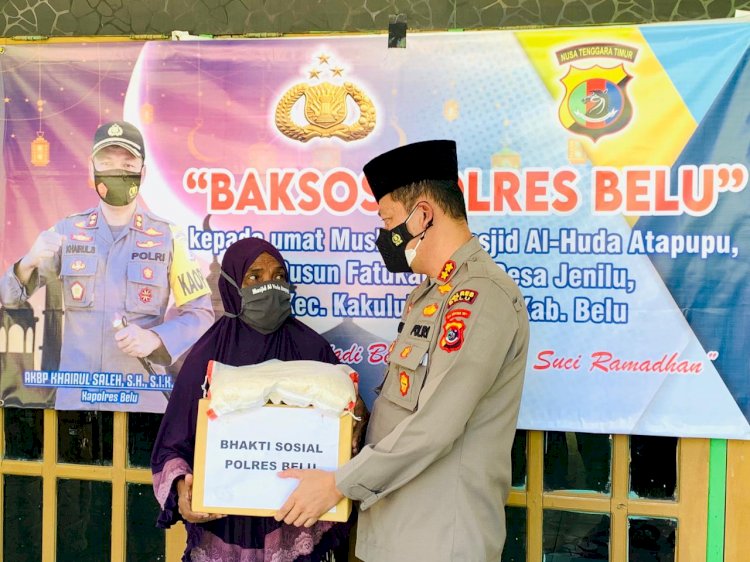 Simak Video, Safari Ramadhan di Mesjid Al-Huda Atapupu, Kapolres Belu Bagi Paket Sembako untuk Warga Kurang Mampu