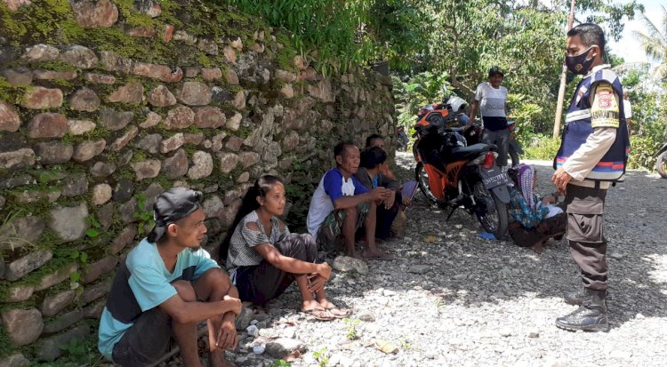 Sambang Desa, Bhabinkamtibmas Fulur Polres Belu Tegur Warga Berkerumun Tanpa Pakai Masker