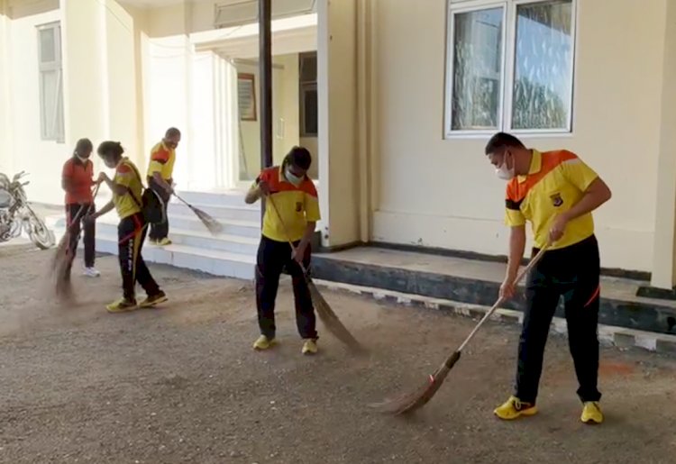 Simak Video ,Kapolres Belu Bersama PJU dan Anggota Bersihkan Lingkungan Mako dan Asrama