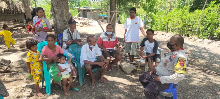 Turun ke Desa Pantauan, Bhabinkamtibmas Naekasa Tegur Warga Tidak Pakai Masker Saat Ngumpul