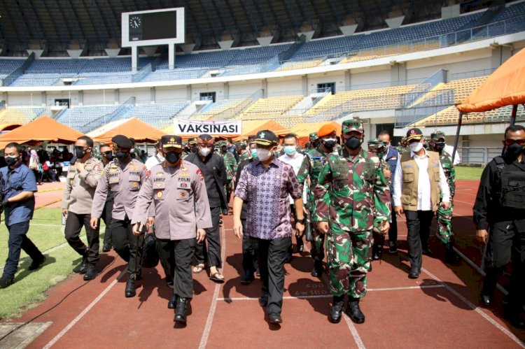 Tinjau Vaksinasi di Bandung, Panglima dan Kapolri Berharap Program Vaksinasi Presiden 1 Juta 1 Hari Tercapai