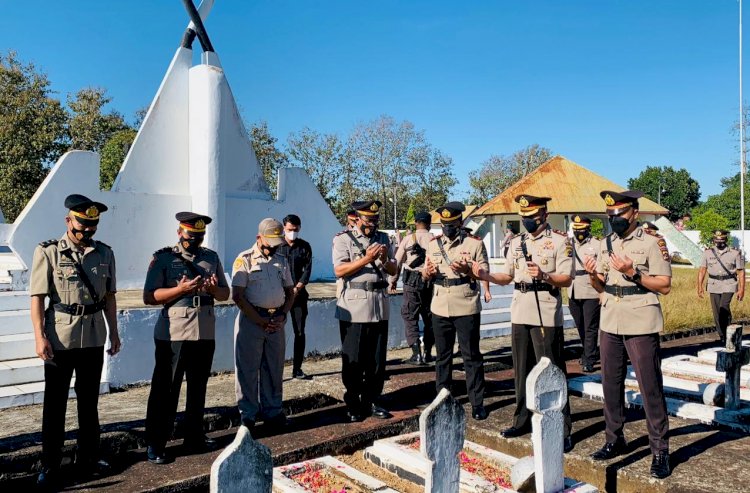 Doakan Arwah Pahlawan, Kapolres Belu Pimpin Ziarah dan Tabur Bunga Jelang Hari Bhayangkara ke 75