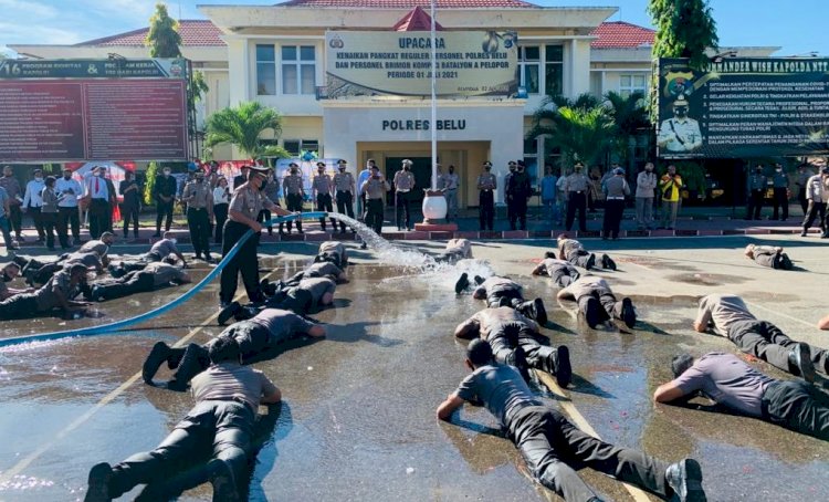 Seru, 45 Personil Polres Belu dan Brimob yang Naik Pangkat Di Guyur Air Tanki dan Mandi Kembang