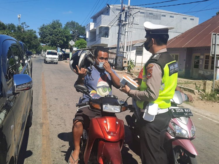 Penling di Masa PPKM Mikro, Sat Lantas Polres Belu Imbau Soal Prokes dan Bagi Masker untuk Pengendara