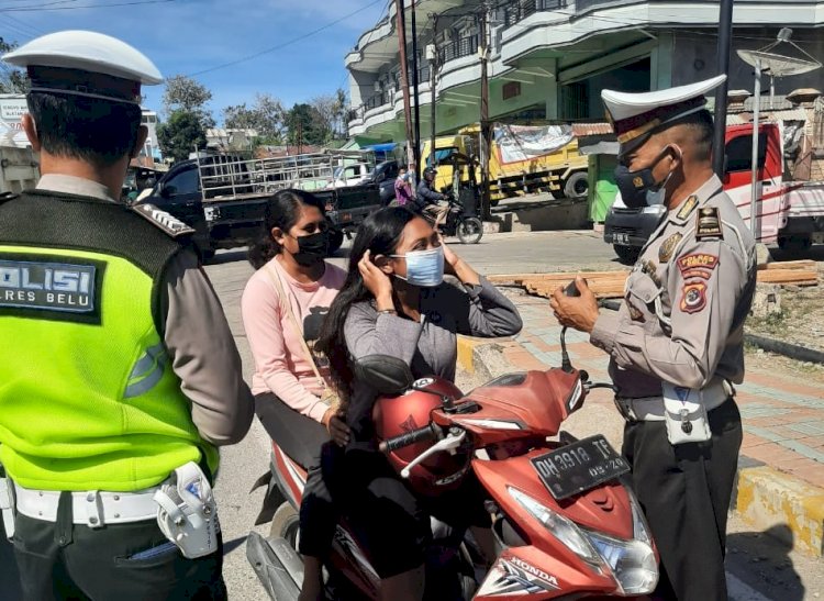 Sembari Bagi Masker, Sat Lantas Polres Belu Pinta Pengendara Patuhi Prokes dan Tertib Berlalu Lintas