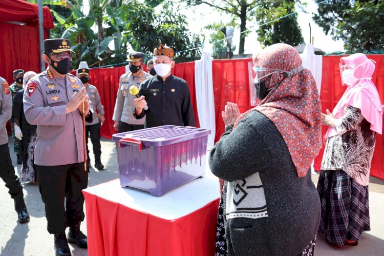 Kapolri Sebar Ribuan Bansos untuk Warga Terdampak PPKM Darurat di Bandung