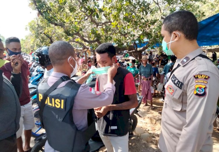 Dukung PPKM, Polsek Tasifeto Timur Bareng TNI dan Dinkes Turun ke Pasar Imbau Prokes dan Bagi Masker untuk Masyarakat