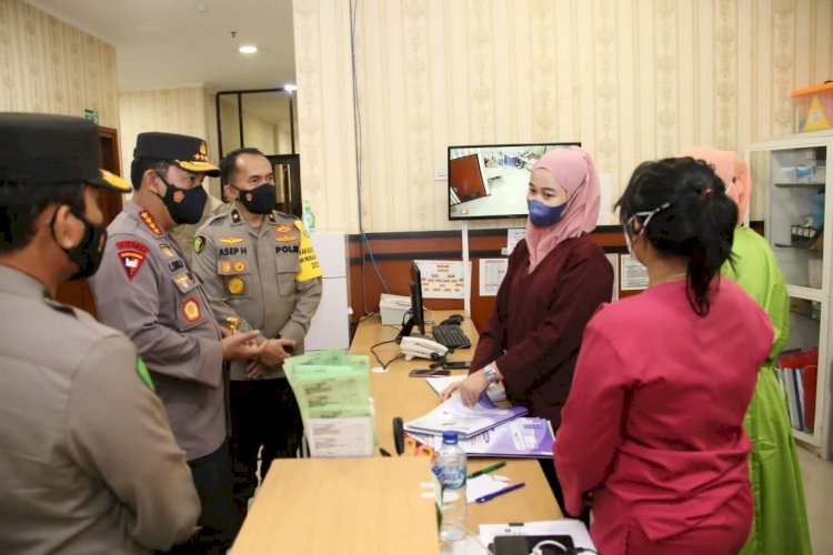 Kapolri Cek Pasien Covid-19 Terlayani dengan Baik di RS Polri dan Berikan Bansos ke Nakes