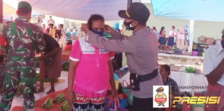 Video: Turun Penuh, Polsek Raihat Bareng Inskait Sosialisasi Prokes dan Bagi-bagi Masker di Pasar Haekesak