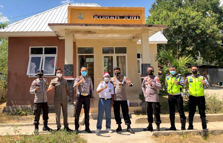 Simak Momen Kapolres Belu Serahkan Bingkisan Kemerdekaan dari Kapolda NTT untuk Joni, Bocah Pemanjat Tiang Bendera