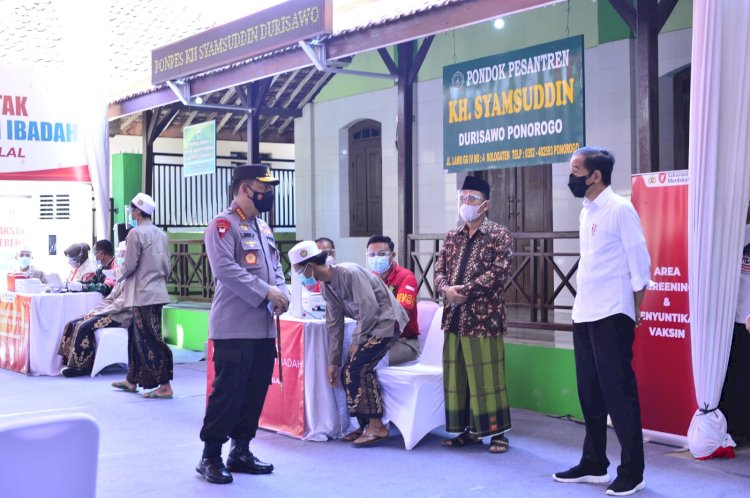 Presiden dan Kapolri Tinjau Vaksinasi Merdeka di Ponpes dan Tempat Ibadah Se-Indonesia