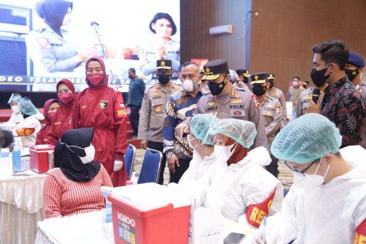 Tinjau Vaksinasi Serentak 114 Titik di Jatim, Kapolri Optimis Target 2 Juta Per Hari Tercapai
