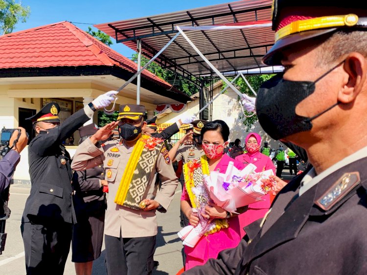 Injakkan Kaki di Tempat Tugas, Pejabat Baru Kapolres Belu dan Istri Disambut Tradisi Pedang Pora