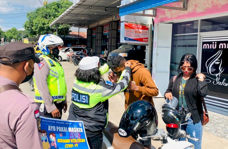 Razia Ops Patuh 2021, Anggota Polres Belu Periksa Surat Kendaraan dan Bagi-bagi Masker untuk Pengendara