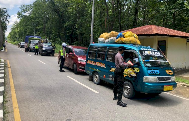 Patroli di Batas Kota, Satgas Ops Zebra Polres Belu Bagi Masker dan Buku Panduan Keselamatan Berlalu Lintas