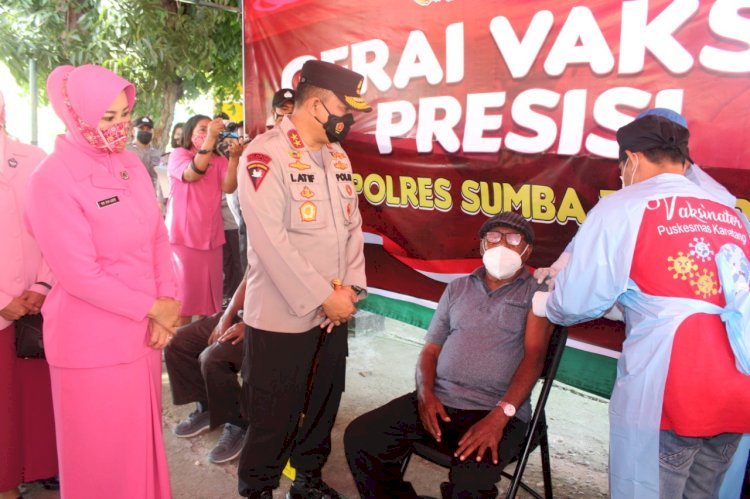 Kunjungi Polres Sumba Timur, Kapolda NTT dan Ketua Bhayangkari Daerah NTT Tinjau Vaksinasi dan Bagikan Bansos