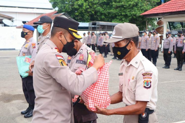 Jelang Perayaan Natal, Kapolres Belu Bagi Bingkisan Natal untuk Personil Polri dan ASN