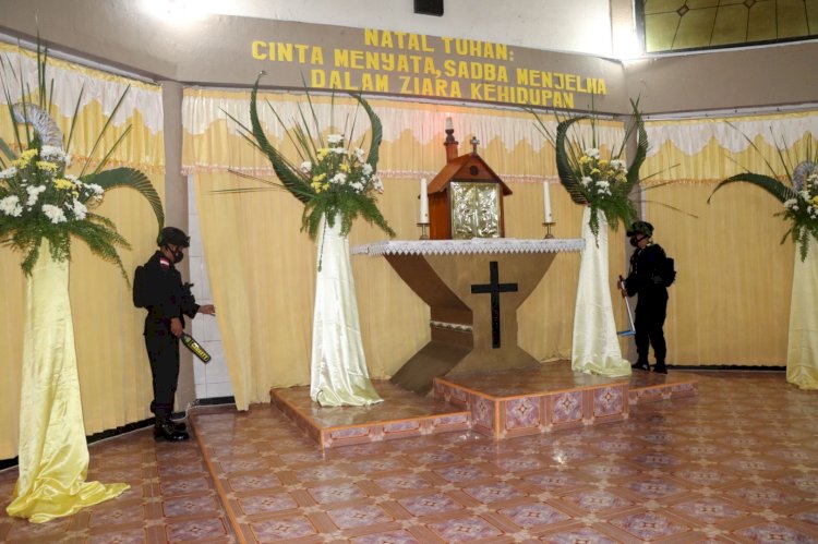 Antisipasi Gangguan Saat Misa Natal, Brimob Kompi 3 Batalyon A Pelopor Belu Lakukan Sterilisasi di Gereja