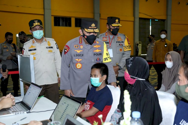 Tinjau Vaksinasi Serentak di 34 Provinsi, Kapolri: Lebih Baik Kumpul Keluarga di Rumah saat Tahun Baru