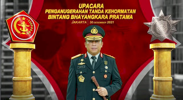 Irjen Pol. Drs. Lotharia Latif, S.H., M.Hum. Mendapat Penghargaan Bintang Bhayangkara Pratama dari Presiden RI yang disematkan oleh Kapolri