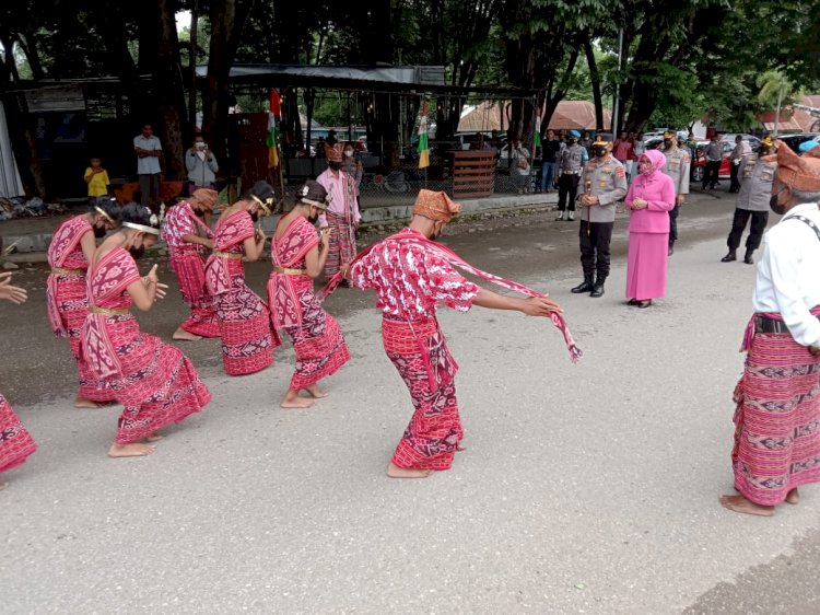 Tradisi Likurai dan Sapaan Adat, Warnai Penyambutan Kapolda NTT, Irjen Pol. Drs. Setyo Budiyanto di Mako Polres Belu