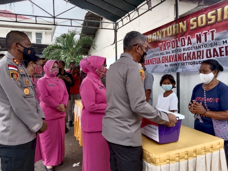 Bantu Masyarakat di Masa Pandemi Covid-19, Kapolda NTT dan Ketua Bhayangkari Daerah NTT Salurkan Bantuan Sosial Kepada Masyarakat di Belu