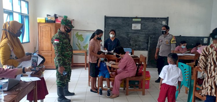 Sinergi untuk Negeri, Bhabinkamtibmas Naitimu Bareng Babinsa Dampingi Puskesmas Gelar Vaksinasi Merdeka Anak di SDK Halilulik