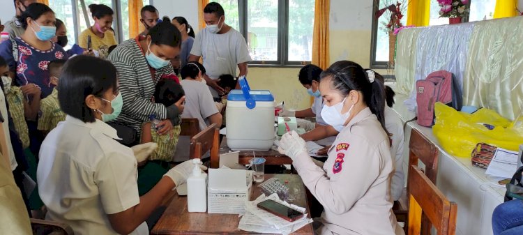 Akselerasi Vaksinasi, Polres Belu dan Puskesmas Kota Kolaborasi Gelar Vaksinasi Ratusan Pelajar SDK Atambua 1