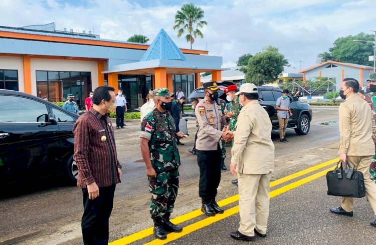 Sambut di Bandara, Kapolres Belu Dampingi Menhan RI Tinjau TPI dan Fakultas Vokasi Unhan RI