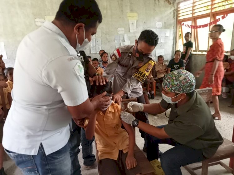 Turun ke SD Kelas Jauh Halimuti, AIPDA Iwan Diliyanto Dampingi Puskesmas Gelar Vaksinasi Merdeka Anak