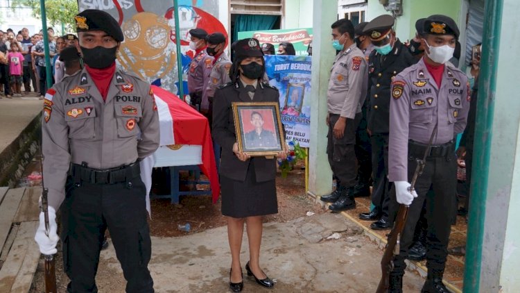 Bertugas di Polres Belu hingga Pensiun di Tim-Tim, Simak Rekam Jejak Karir Pelda (Purn) Thomas Mau Yang Dimakamkan Secara Kedinasan