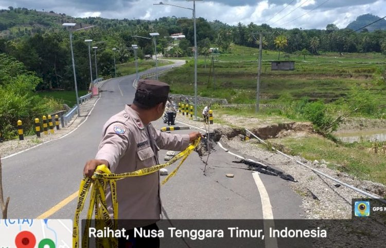 Jalan Sabuk Merah Perbatasan Rusak Akibat Longsor, Polsek Raihat Turun Pasang Garis Polisi