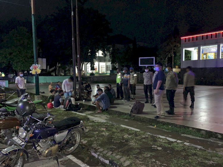 Bubarkan Remaja Yang Nongkrong di Jalan, Peleton Kerangka Polres Belu Imbau Disiplin Prokes di Masa PPKM Level 3