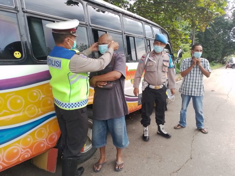 Dua Hari Turun Operasi, Satgas Ops Keselamatan Polres Belu Gelar Penyuluhan dan Bagi Masker Gratis untuk Pengendara