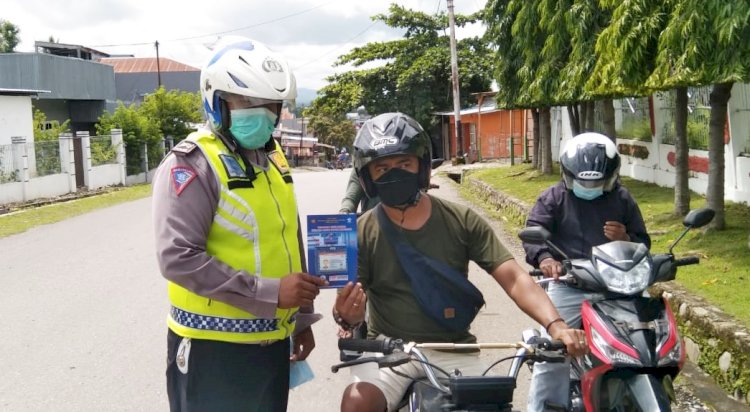 Gelar Ops Keselamatan di Jalur ini, Sat Lantas Polres Belu Bagi Masker dan Buku Keselamatan Berkendara