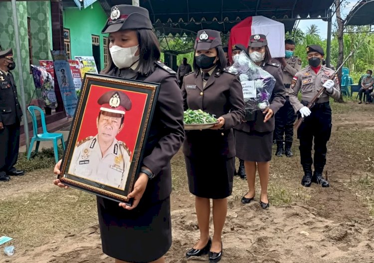 Beri Penghormatan Terakhir, Polres Belu Gelar Upacara Pemakaman Almarhum IPDA Purn.Simon Rera Riwu