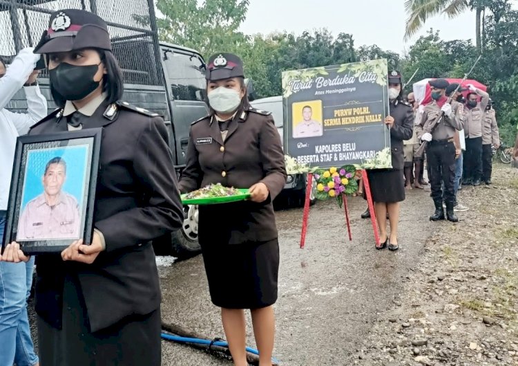 Upacara Kedinasan Polri, Hantarkan Serma Purn.Hendrik Nalle Menuju Tempat Peristirahatan Terakhir