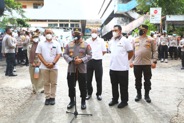 Tinjau Pasar Minggu, Kapolri Pastikan Stok Minyak Curah untuk Warga Aman