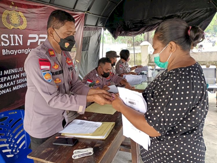 Gandeng Gerai Vaksin Presisi, Polres Belu Salurkan Bantuan Tunai untuk PKL, Warung dan Nelayan