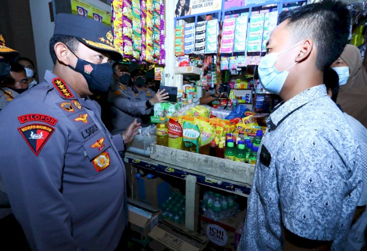 Tinjau Pasar Muntilan, Kapolri Minta Pedagang Laporkan Jika Distribusi Minyak Curah Terganggu